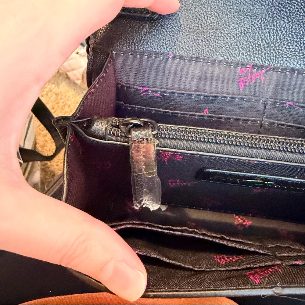 Betsey Johnson XOSYBIL Black Skulls Crossbody ☠️ - Picture 5 of 6